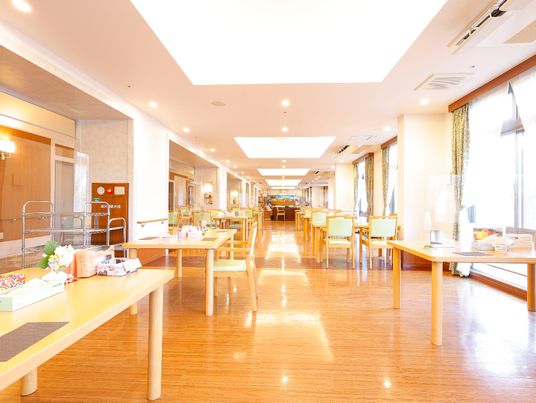 光り輝く清潔な食堂