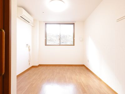 明るい個室の内観