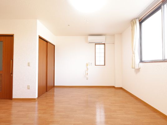 明るく広々とした居室