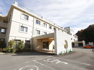 明るい施設の外観
