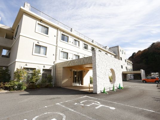 明るい施設の外観