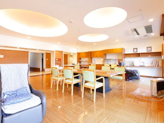 広々とした共有ラウンジ