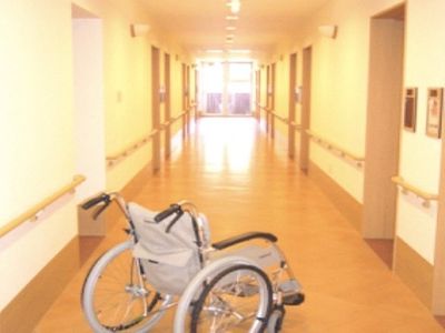 明るい廊下と車椅子