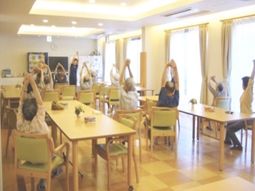 機能訓練を行う人々