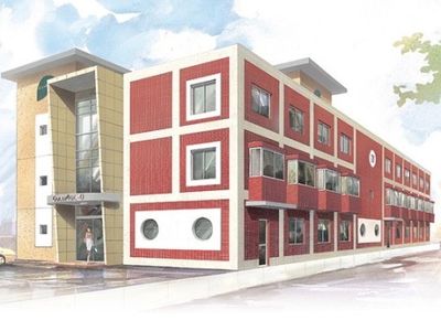 赤と白の外壁の建物