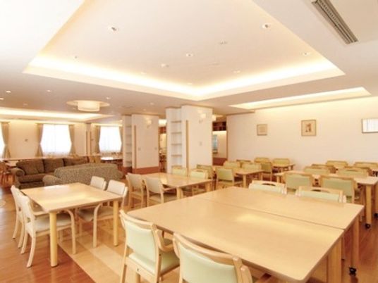 広々とした明るい食堂