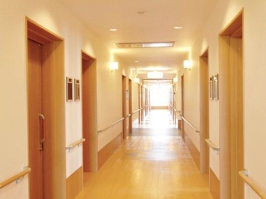 手すり付きの明るい廊下