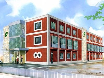 赤い外壁の建物外観