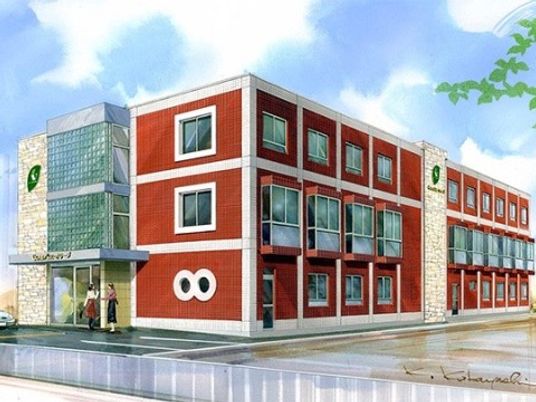 赤い外壁の建物外観