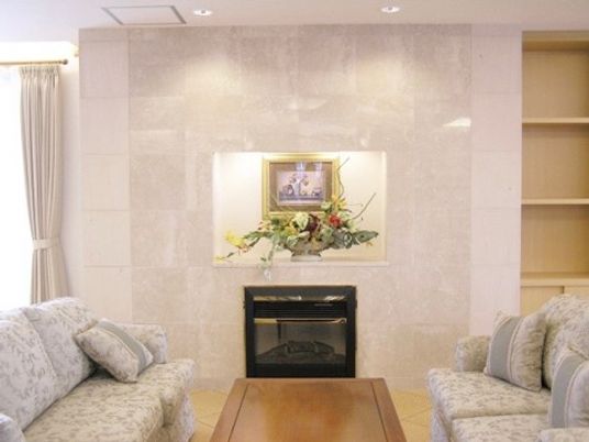 暖炉とソファのリビング