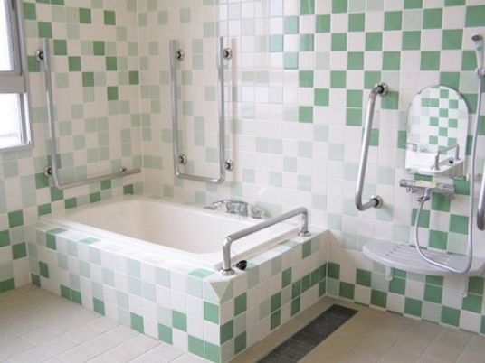 手すり付き浴室の設備