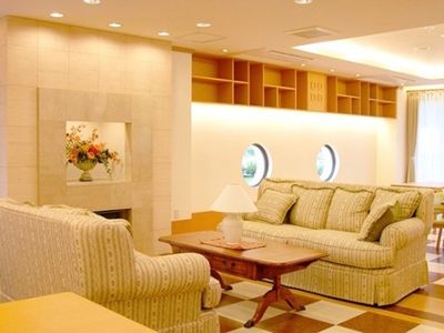 ラウンジのソファと暖炉