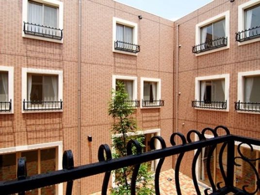 明るい中庭の眺め