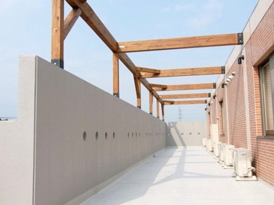 木製の構造を備えた廊下