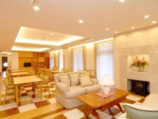 ゆったりとした明るいラウンジ