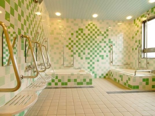 清潔感溢れる明るい浴室