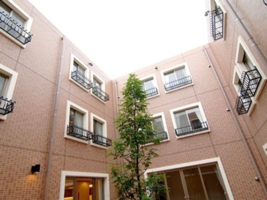 明るい中庭の風景