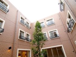 庭を囲む建物の外観