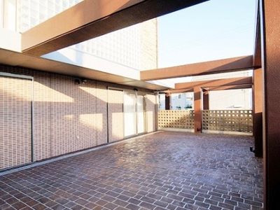 明るく広々とした中庭