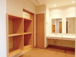 清潔な洗面台と鏡