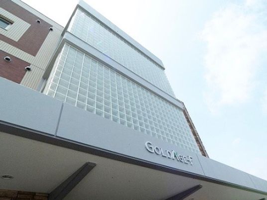 モダンな建物のエントランス