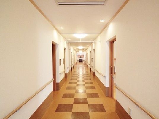 明るい施設の廊下