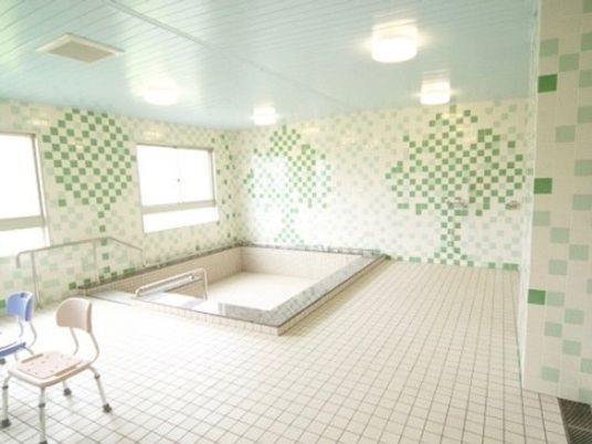 ゆったり浴槽の明るい浴室