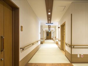 明るい廊下の手すり  