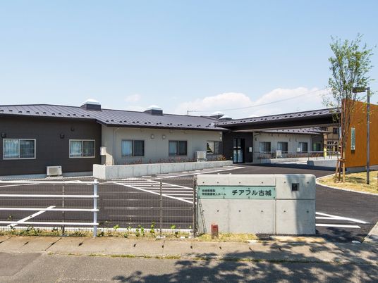 明るい外観の建物  