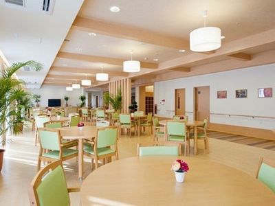 広々とした明るい食堂