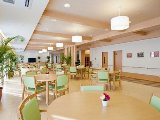 広々とした明るい食堂