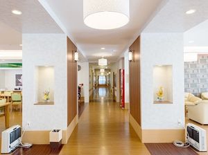 明るく広々した廊下