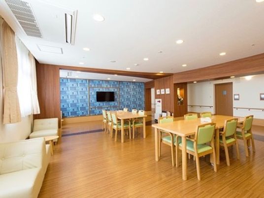 ゆったりとした空間の食堂