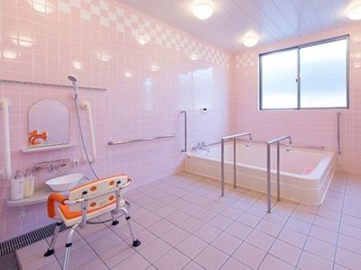 バリアフリー設計の浴室