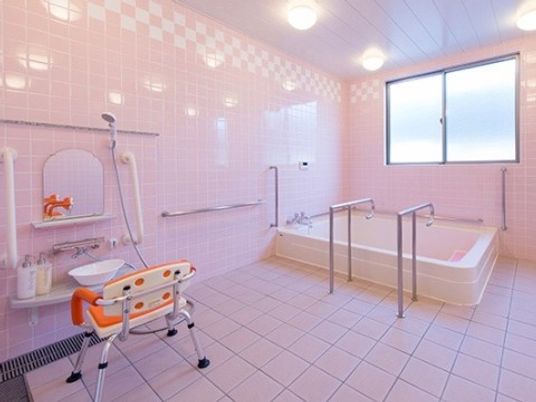 バリアフリー設計の浴室