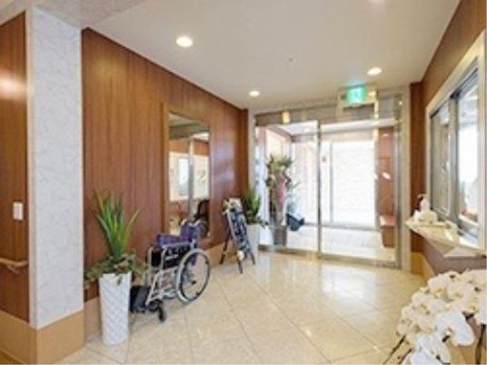 廊下に車椅子と洗面台