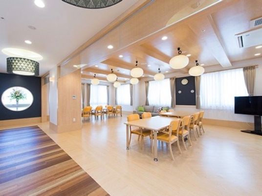 広々とした明るい食堂