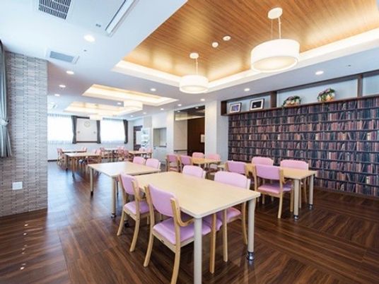 明るい食堂の様子