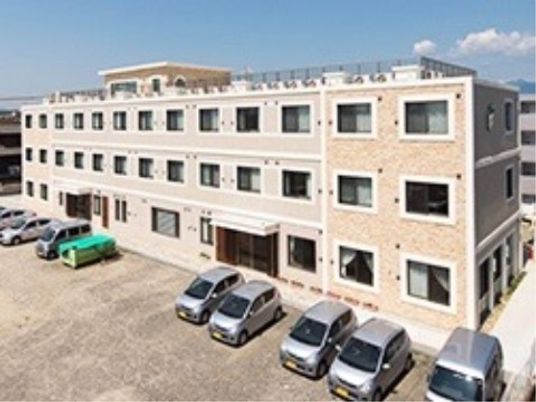 明るい施設の外観