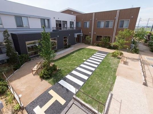 明るい中庭の全景