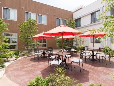 赤い日傘のある中庭