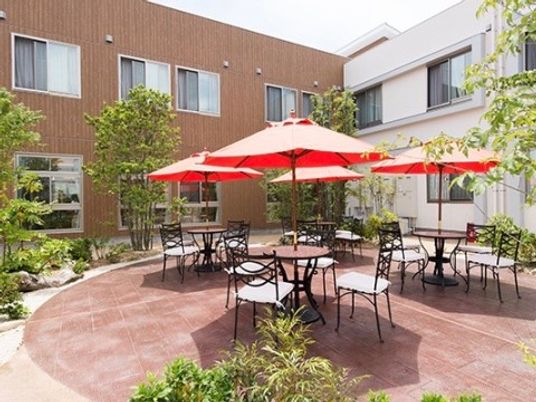 赤い日傘のある中庭