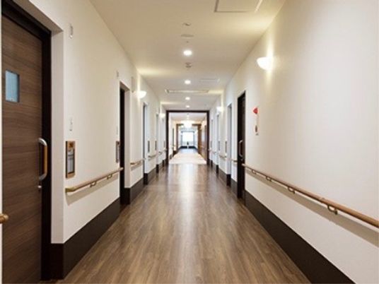 広々とした明るい廊下