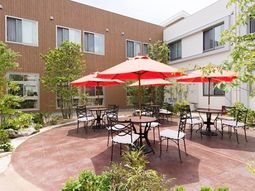 赤いパラソルの中庭