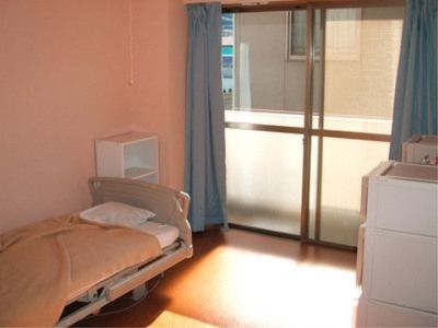 明るい個室の居室