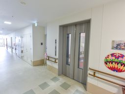 廊下の明るい風景