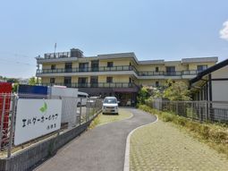 明るい道と建物の外観