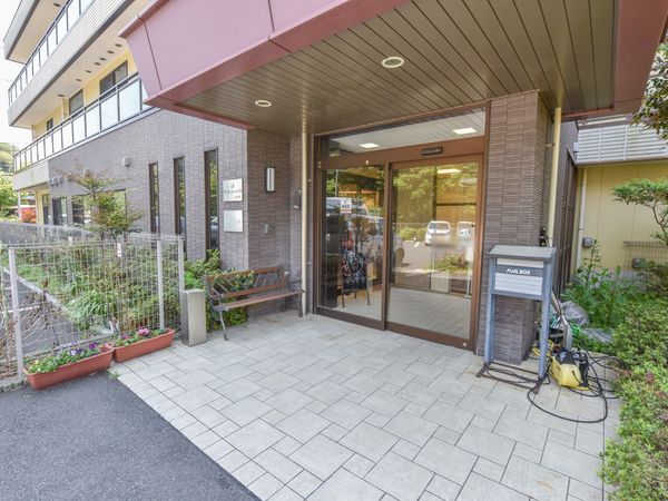 入り口と植物のある施設