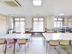 明るい食堂の空間