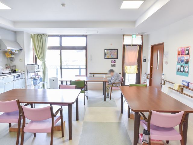 明るい共有ダイニング リビングルーム 居心地の良いダイニングエリアです。個々の居住者が自由に交流や食事を楽しめる様子が伺えます。